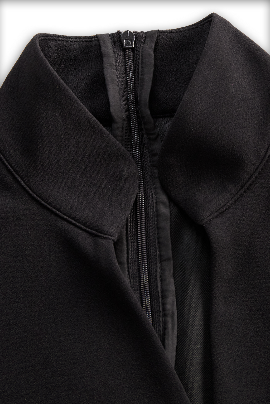 Abito tubino nero elegante con cintura e collo alla coreana