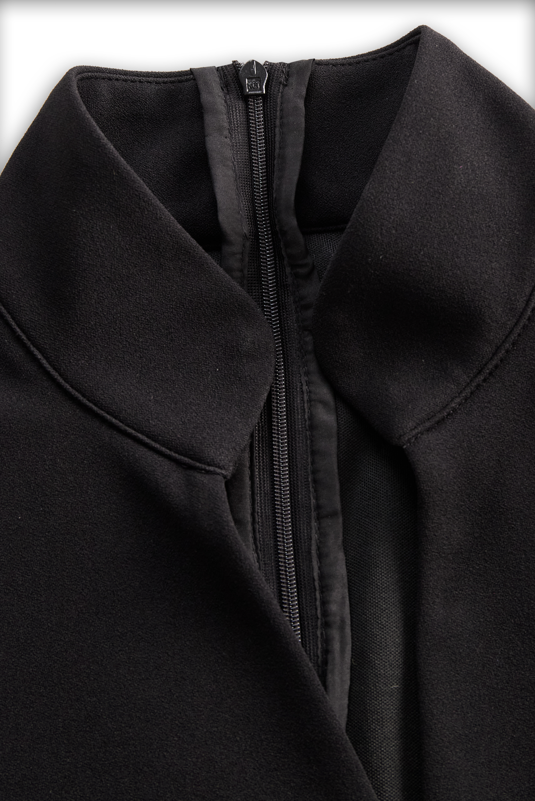 Abito tubino nero elegante con cintura e collo alla coreana