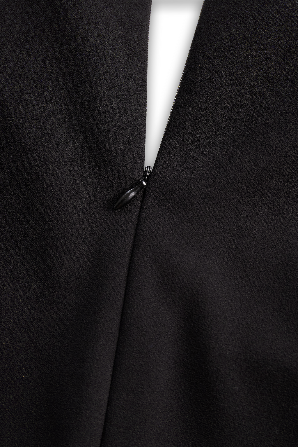 Abito tubino nero elegante con cintura e collo alla coreana