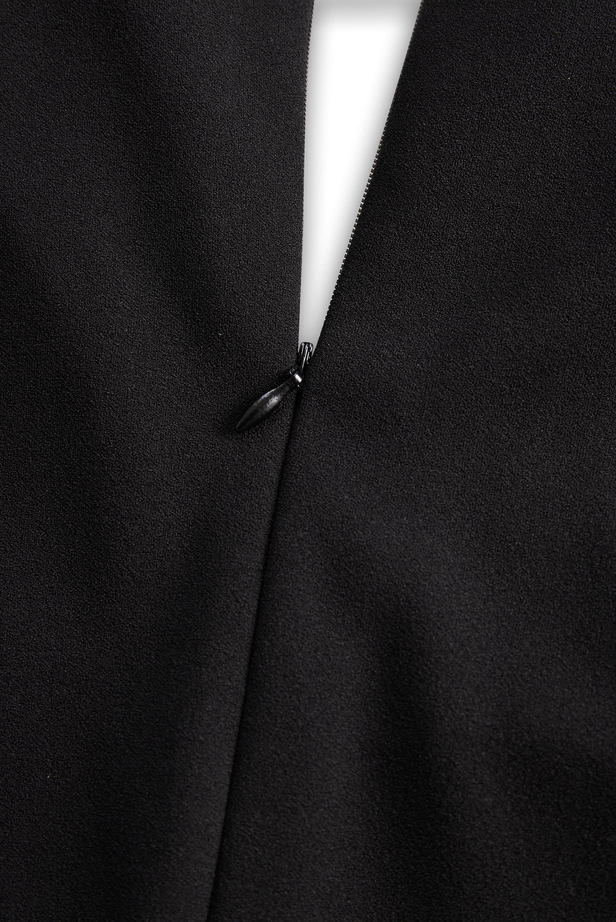 Abito tubino nero elegante con cintura e collo alla coreana