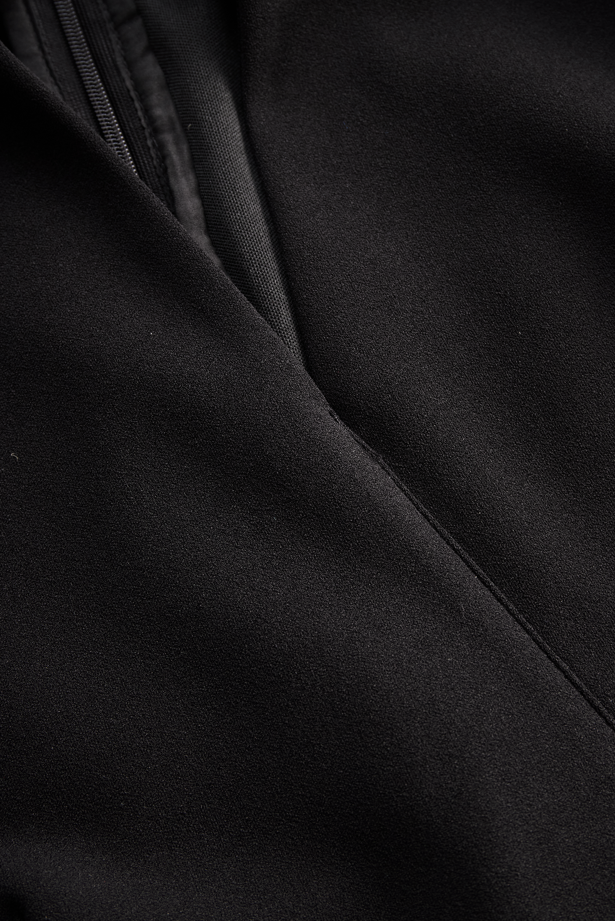 Abito tubino nero elegante con cintura e collo alla coreana