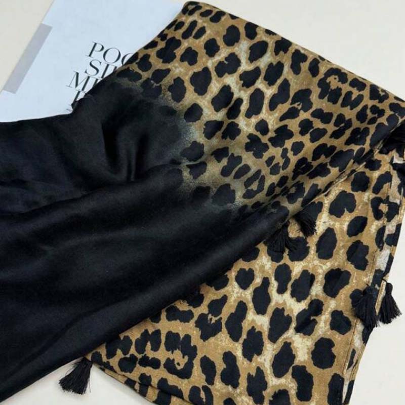 Lässiger Schal Mit Leopardenmuster