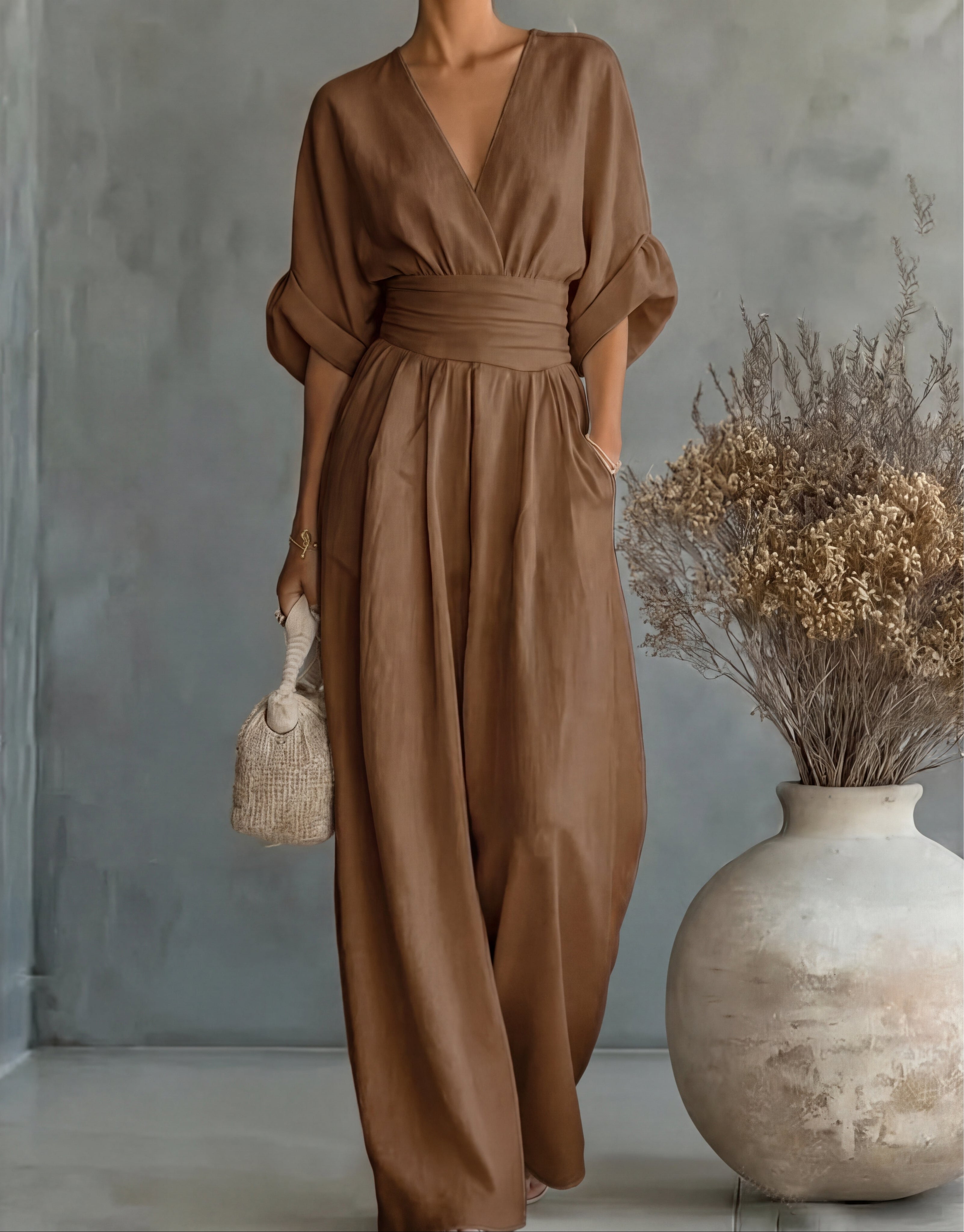 Daniela - Tuta elegante con scollo a V e gamba larga